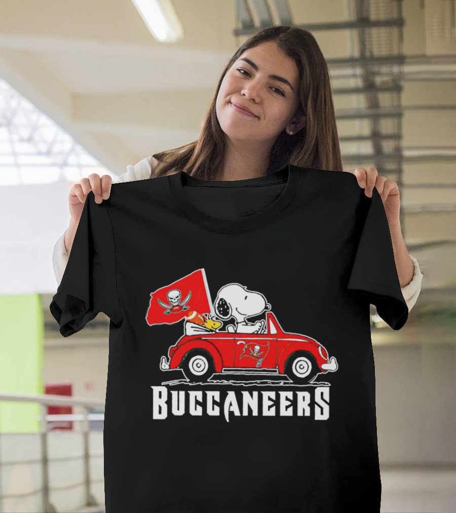 Snoopy And Woodstock In Car With Buccaneers Flag T-Shirt