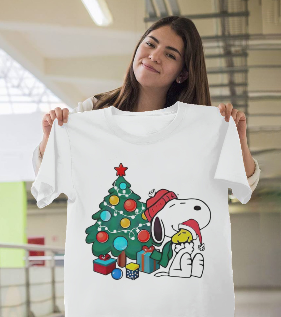 Snoopy Woodstock Christmas Tree Hug Gifts T-Shirt