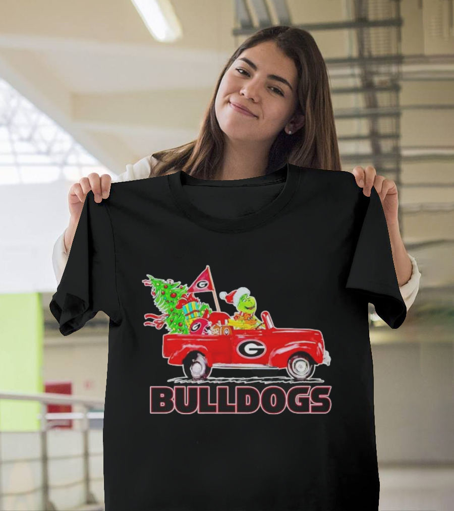 Grinch Driving Red Car With Dog Christmas Tree Gifts Georgia Bulldogs T-Shirt