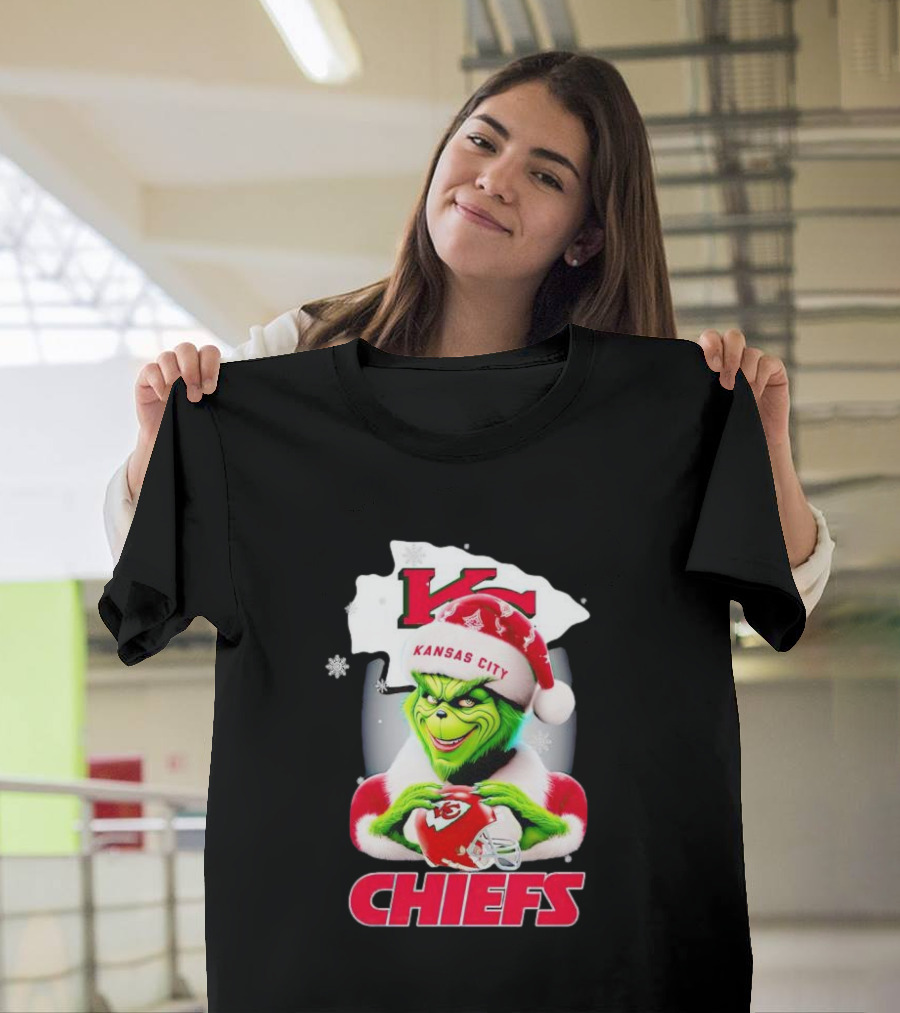 Kansas City Chiefs Christmas Grinch In Santa Hat Holding Football T-Shirt