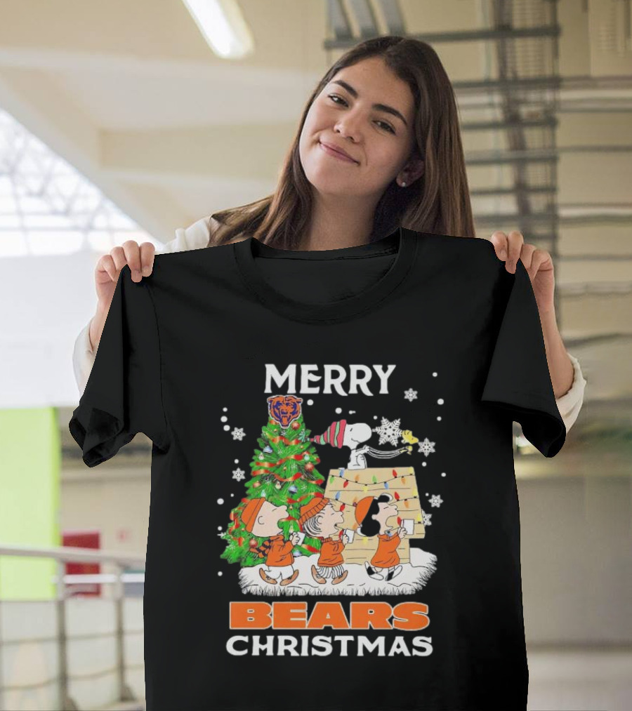 Peanuts Christmas Chicago Bears Merry Holiday Scene T-Shirt
