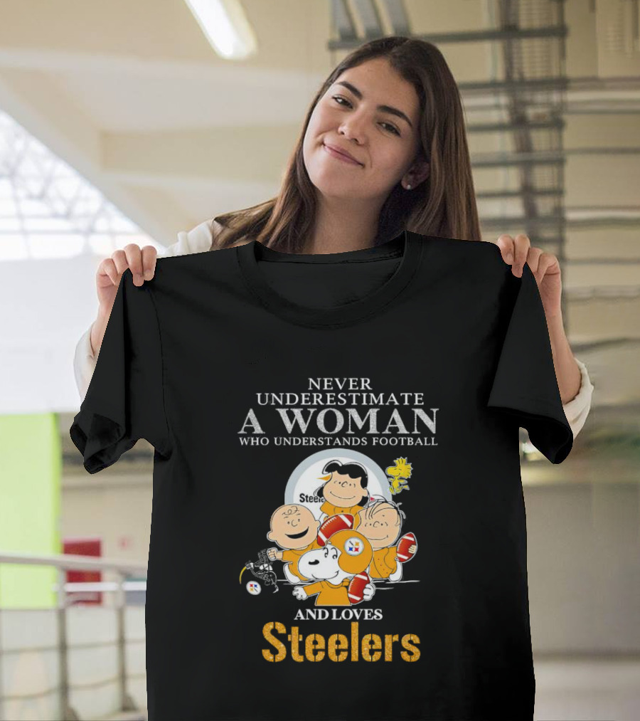 Peanuts Characters Never Underestimate A Woman Who Loves Steelers Football T-Shirt