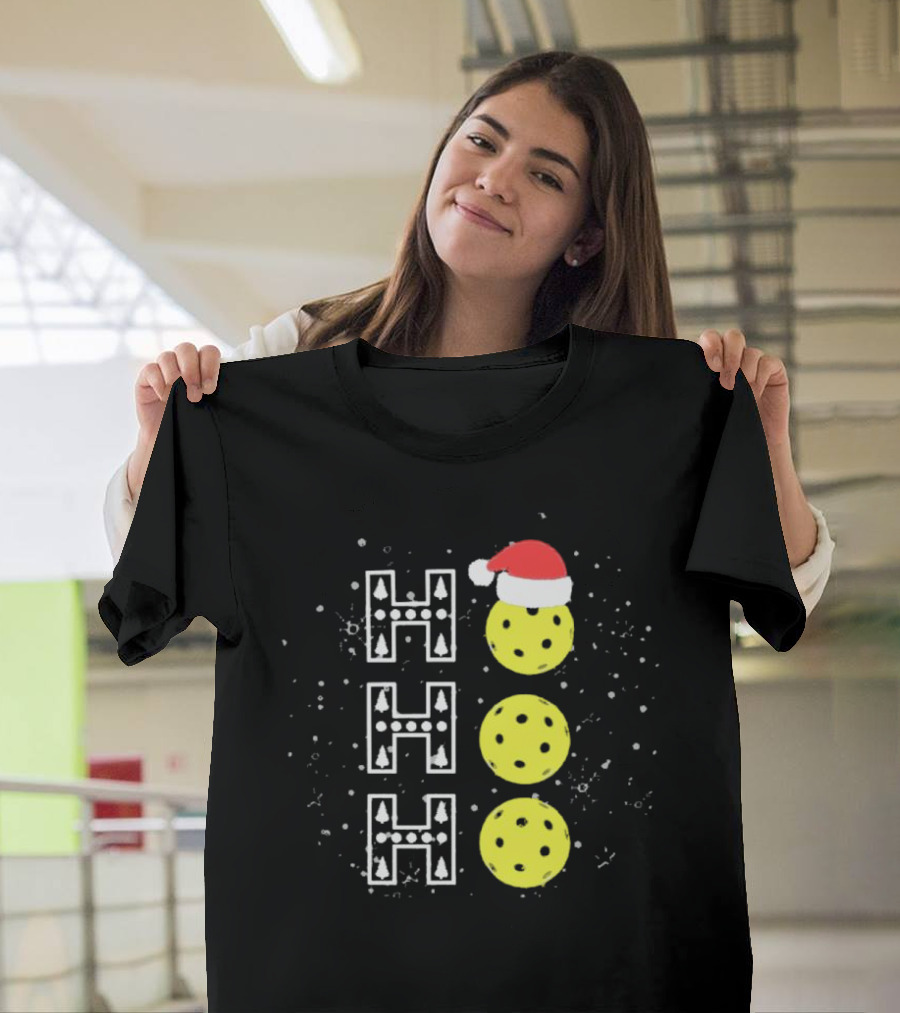Santa Pickleball Hohoho Christmas Pickleballs with Santa Hat Snowy Holiday Fun T-Shirt