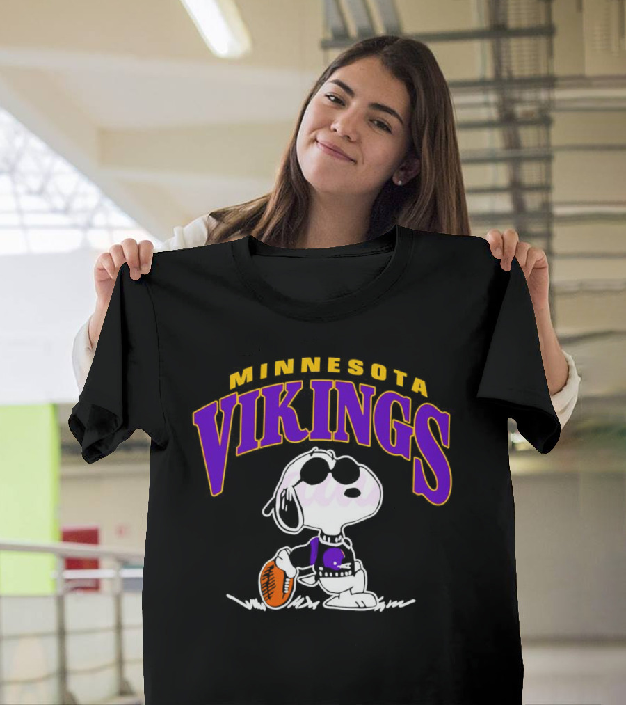 Snoopy Minnesota Vikings Football T-Shirt