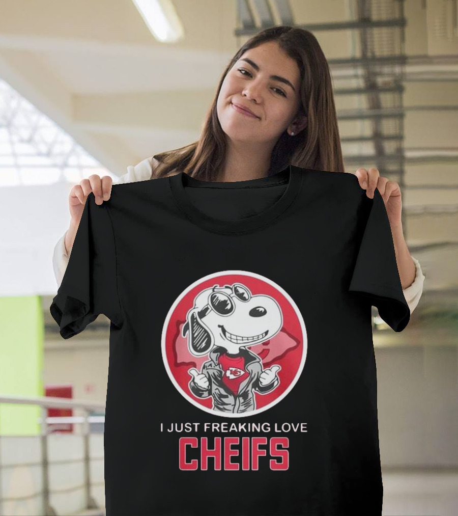 Kansas City Chiefs Snoopy I Just Freaking Love Chiefs T-Shirt