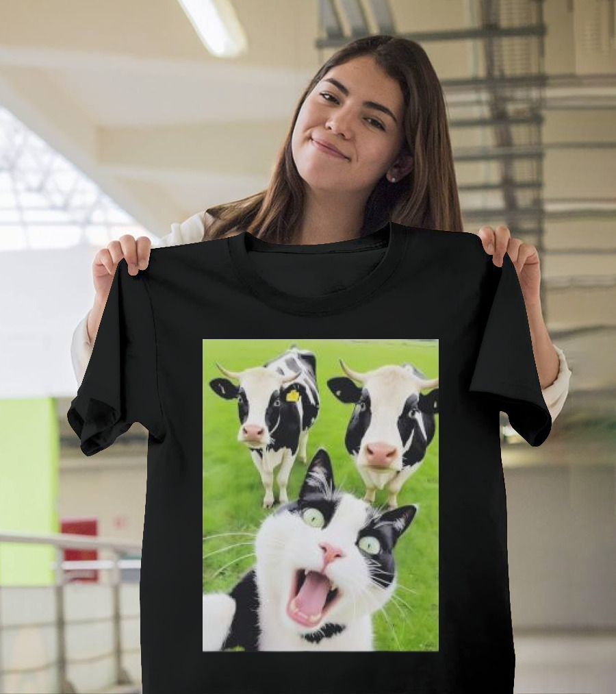 Cat and Cows Selfie Lover Animals T-Shirt