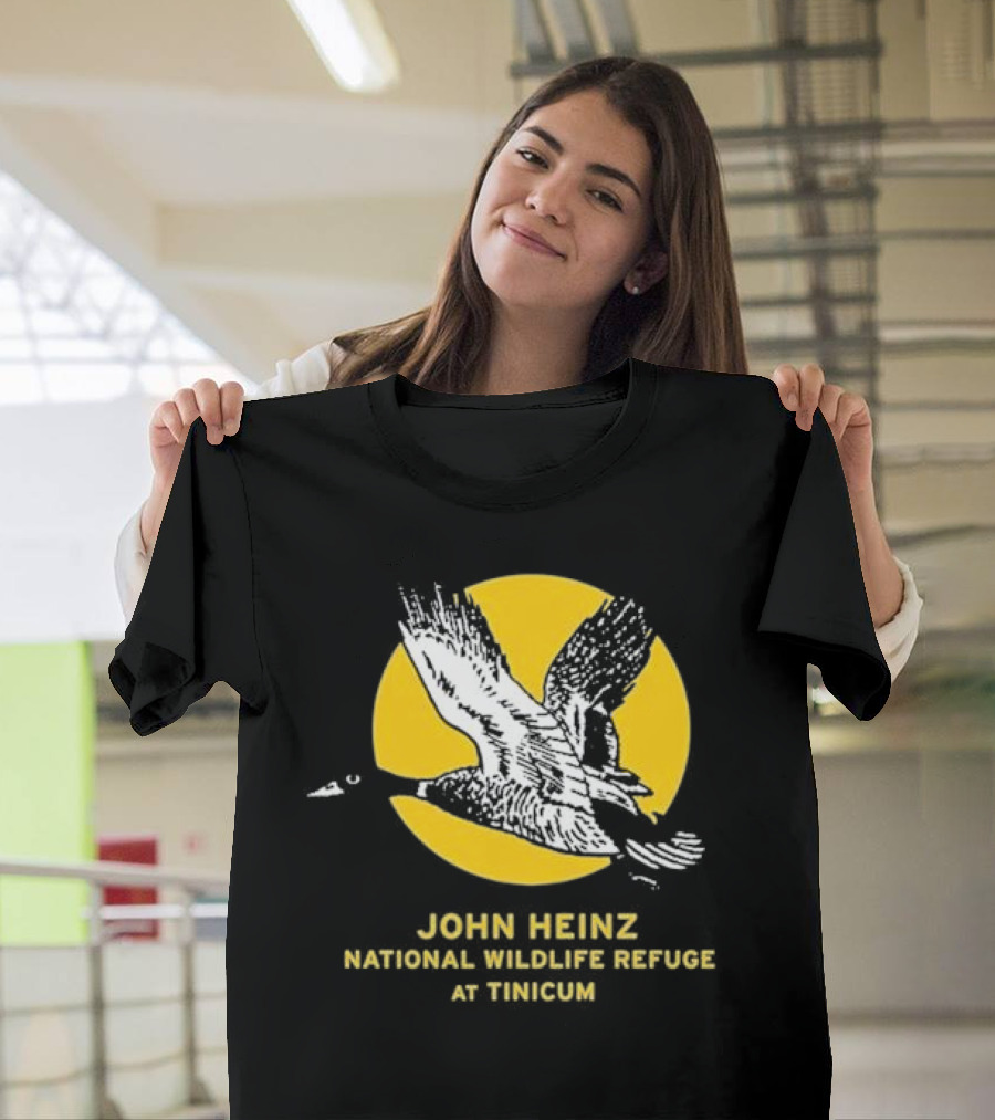 JOHN HEINZ NATIONAL WILDLIFE REFUGE AT TINICUM FLYING GOOSE SILHOUETTE WITH YELLOW SUN BACKGROUND T-Shirt
