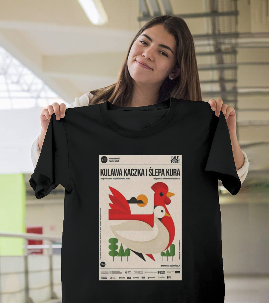 KULAWA KACZKA I ŚLEPA KURA Premiera 23/11/2024 Ulricha Huba Tomasz Maslakowski Wrocławski Teatr Lalek T-Shirt