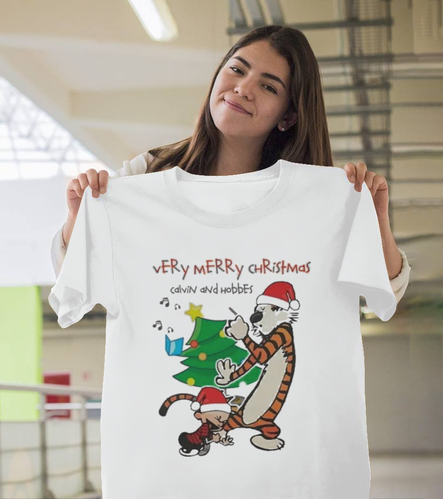 vErY MERRY ChrIStmAS Calvin and Hobbes Santa Hats Christmas Tree Dance T-Shirt