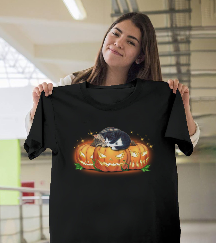 Sleeping Cat On Glowing Halloween Pumpkins With Jack-o'-Lantern Faces T-Shirt