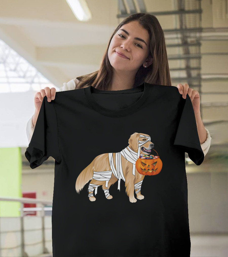 Golden Retriever Mummy With Halloween Pumpkin Basket T-Shirt