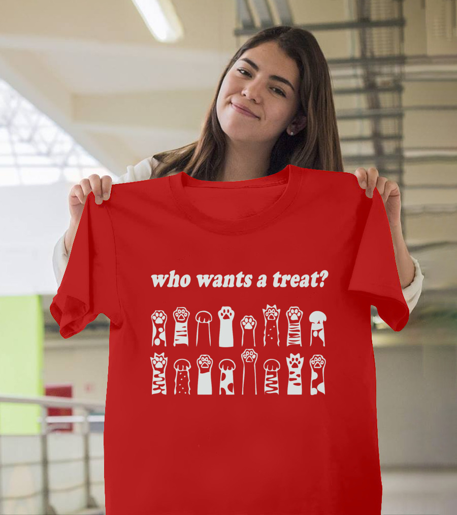 who wants a treat paws up animal lovers T-Shirt