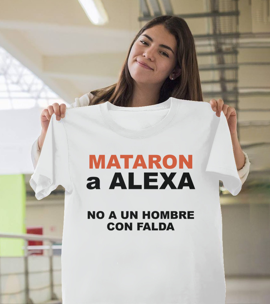 MATARON A ALEXA NO A UN HOMBRE CON FALDA T-Shirt