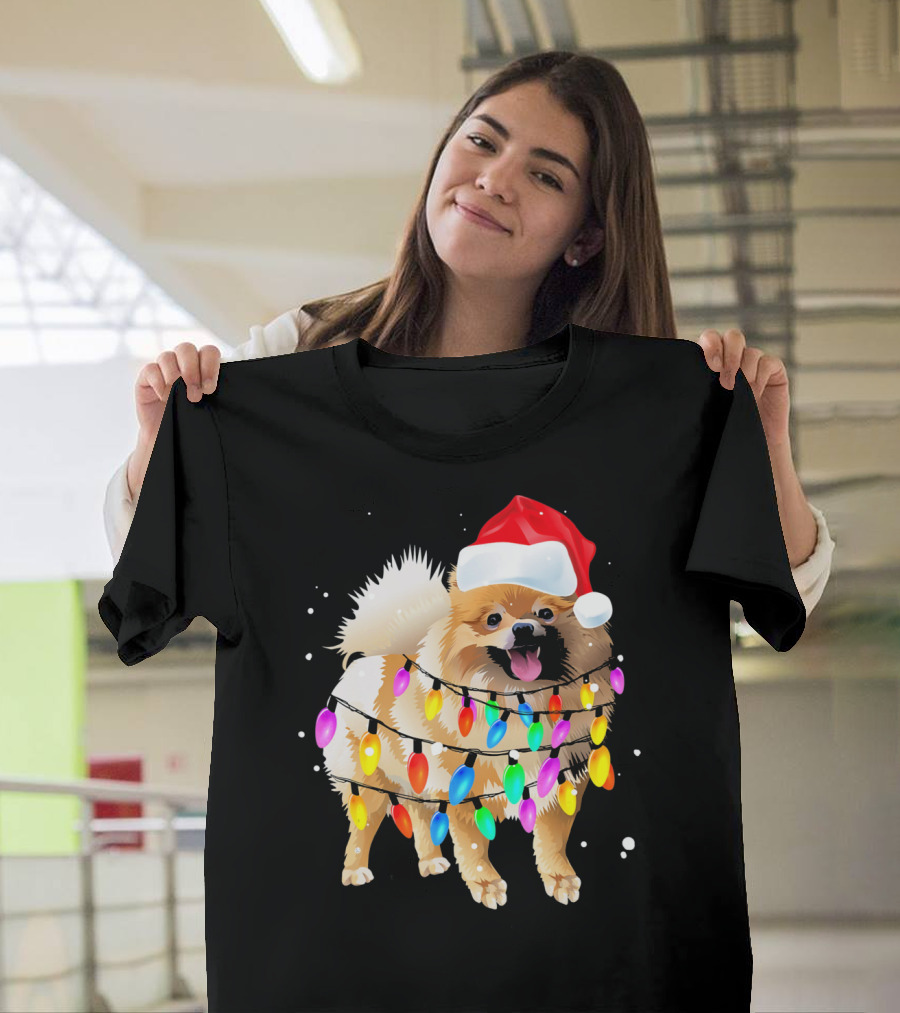 Pomeranian With Santa Hat And Colorful Christmas Lights T-Shirt