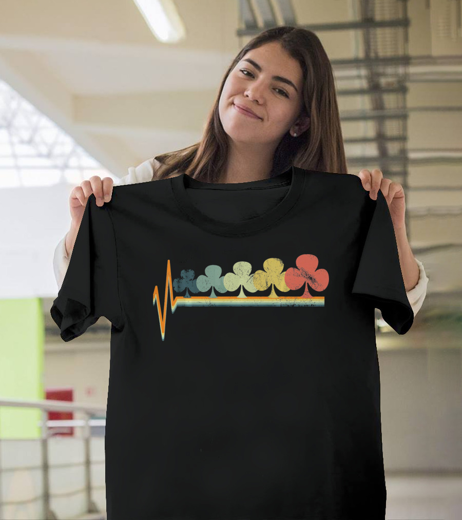 Poker Clover Clubs Hold Retro Heartbeat Vibes T-Shirt