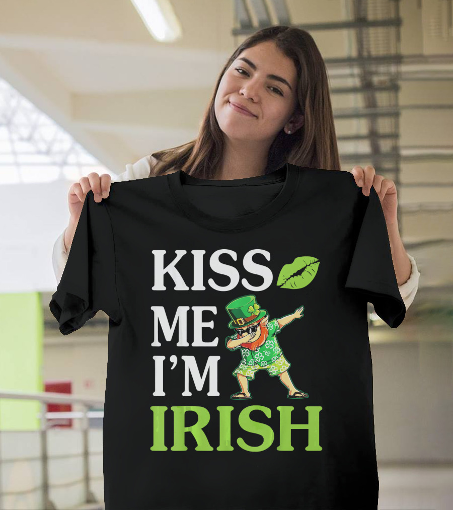 Kiss Me I'm Irish Leprechaun Dabbing Green Hat and Beard T-Shirt