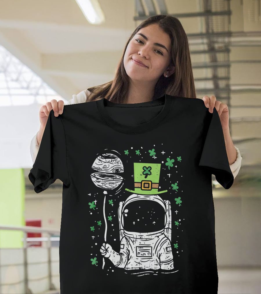 Irish Astronaut Holding Planet Balloon With Shamrocks And St Patrick's Hat T-Shirt