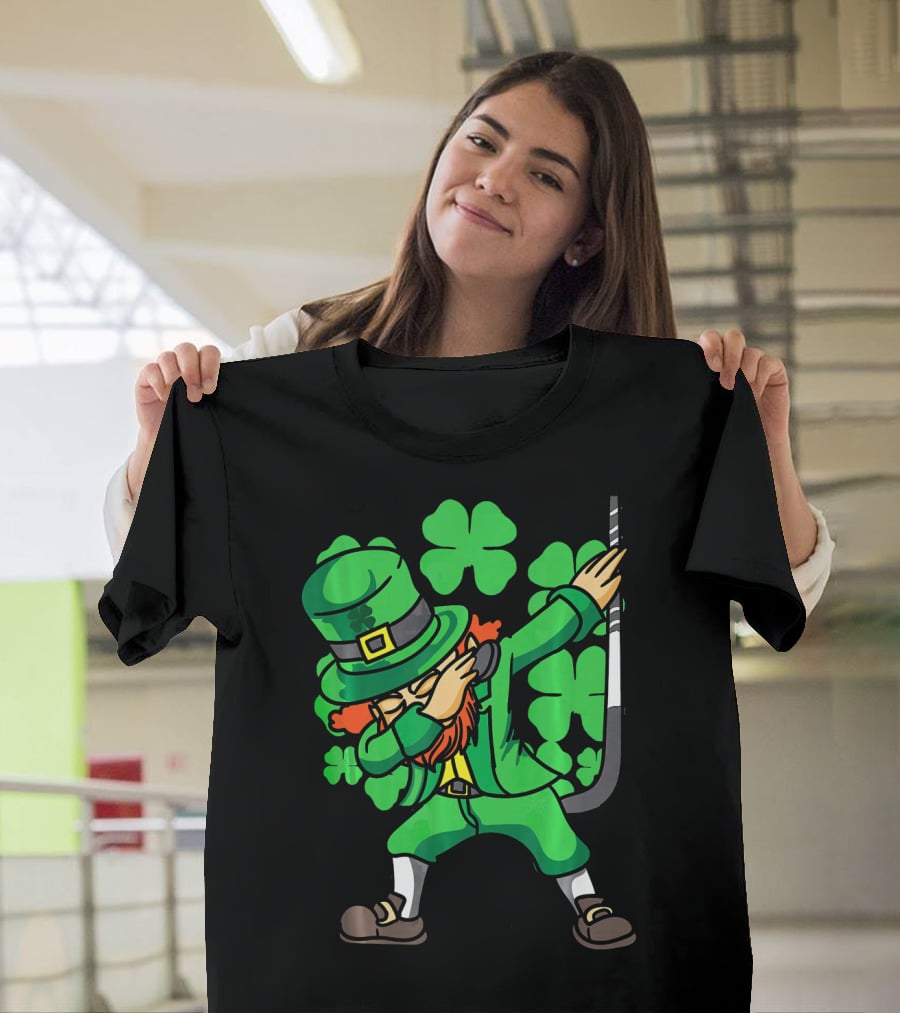 Dabbing Leprechaun Hockey Stick With Shamrocks St. Patrick's Day T-Shirt