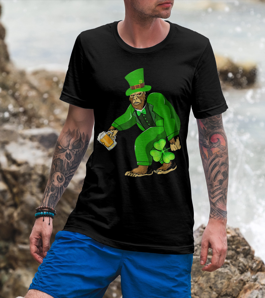 Big Foot Funny Bear Leprechaun Holding Beer And Shamrock In Green Suit T-Shirt