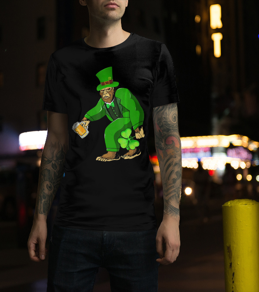 Big Foot Funny Bear Leprechaun Holding Beer And Shamrock In Green Suit T-Shirt