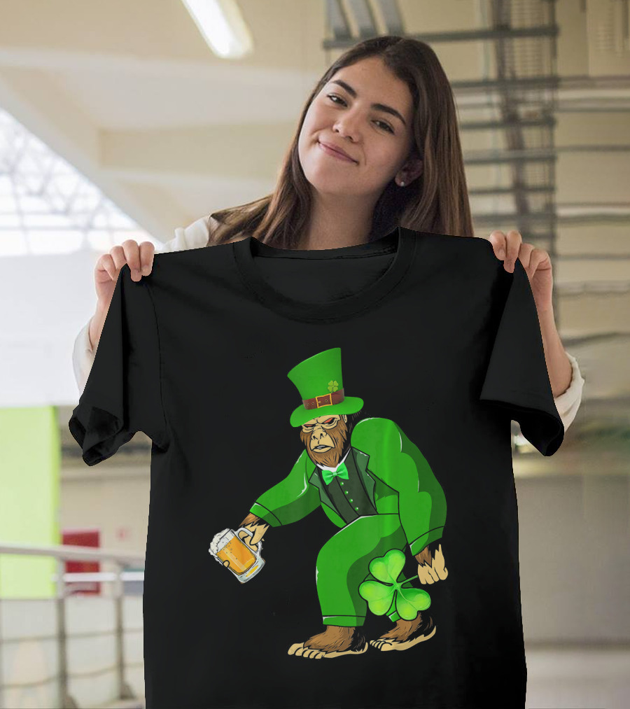 Big Foot Funny Bear Leprechaun Holding Beer and Shamrock in Green Suit T-Shirt