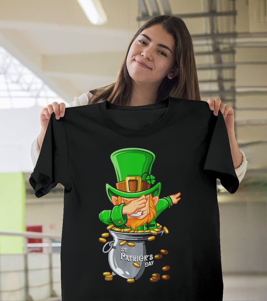 St Patrick's Day Dabbing Leprechaun With Pot Of Gold T-Shirt