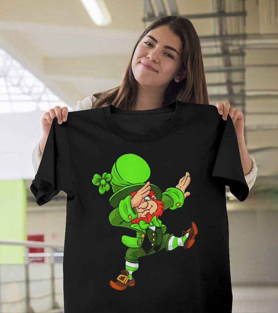 Funny Irish Dabbing Leprechaun with Green Hat and Shamrock T-Shirt