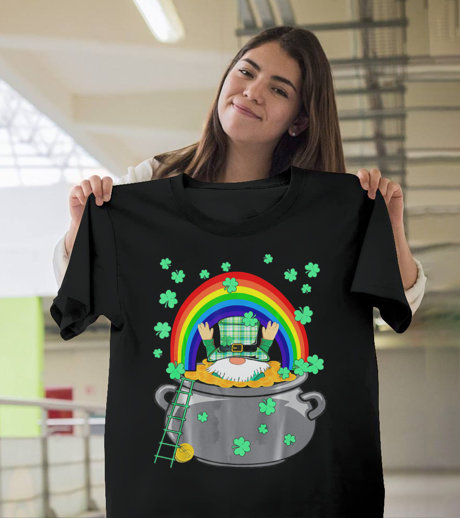 Cute Leprechaun Trap Funny Pot of Gold with Rainbow and Shamrocks T-Shirt
