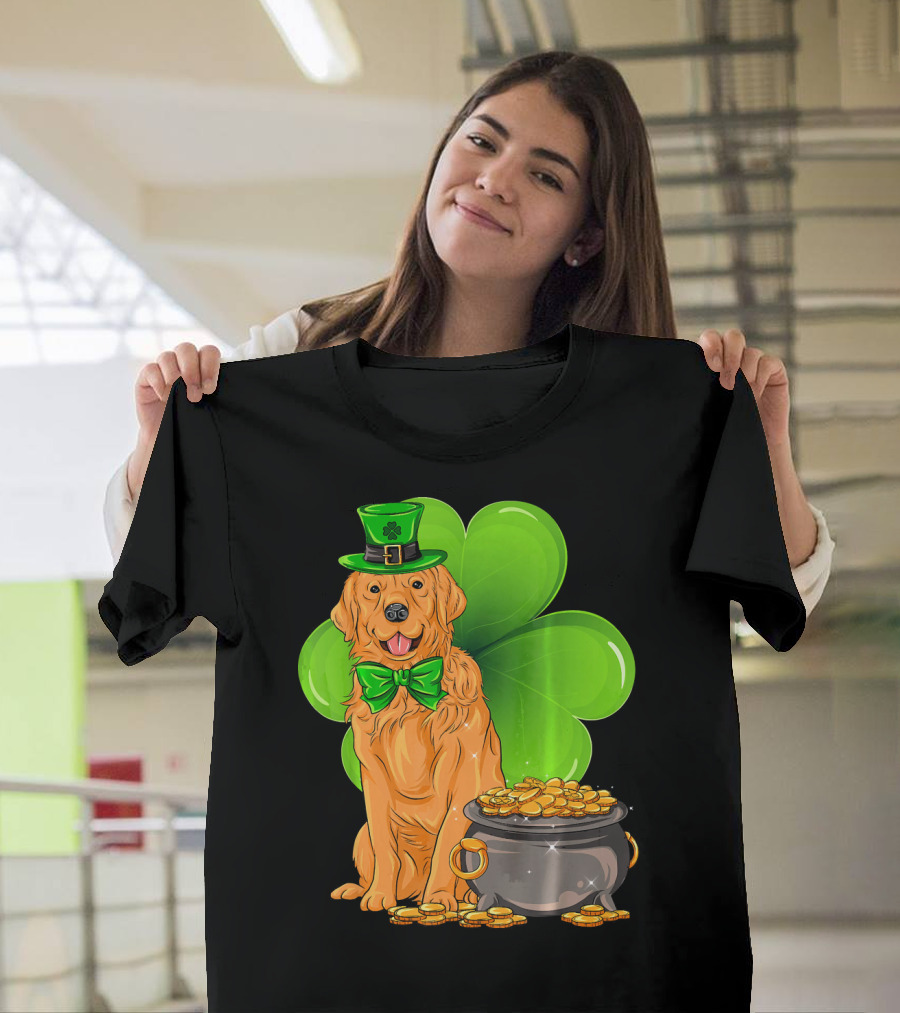 Golden Retriever St Patricks Day Leprechaun With Shamrock And Pot Of Gold T-Shirt