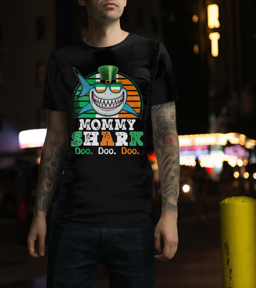 Mommy Shark Doo Doo Doo Funny St. Patrick's Day With Irish Colors And Leprechaun Hat T-Shirt