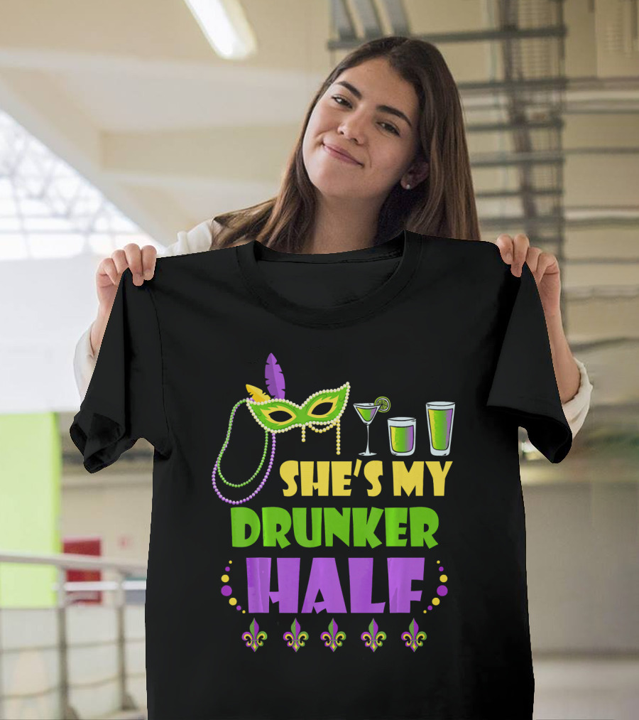 She's My Drunker Half Mardi Gras Mask Beads Cocktails Fleur De Lis T-Shirt