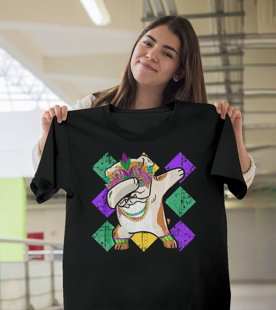 Funny BullDog Dabbing With Mardi Gras Mask And Beads On Colorful Diamond Background T-Shirt