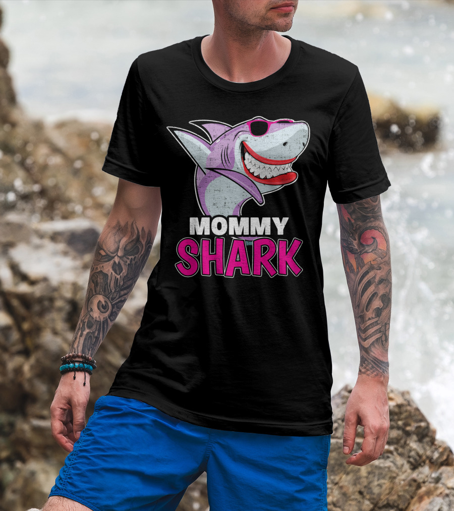 Mommy Shark Dabbing Stylish Sunglasses Fun T-Shirt