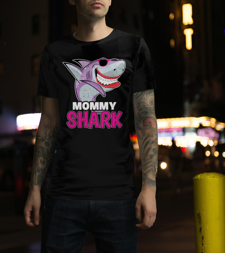 Mommy Shark Dabbing Stylish Sunglasses Fun T-Shirt