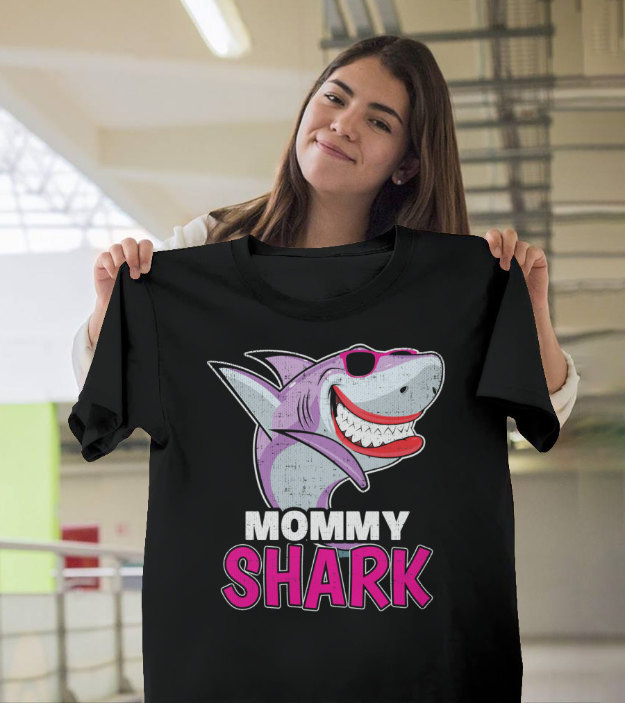 Mommy Shark Dabbing Stylish Sunglasses Fun T-Shirt