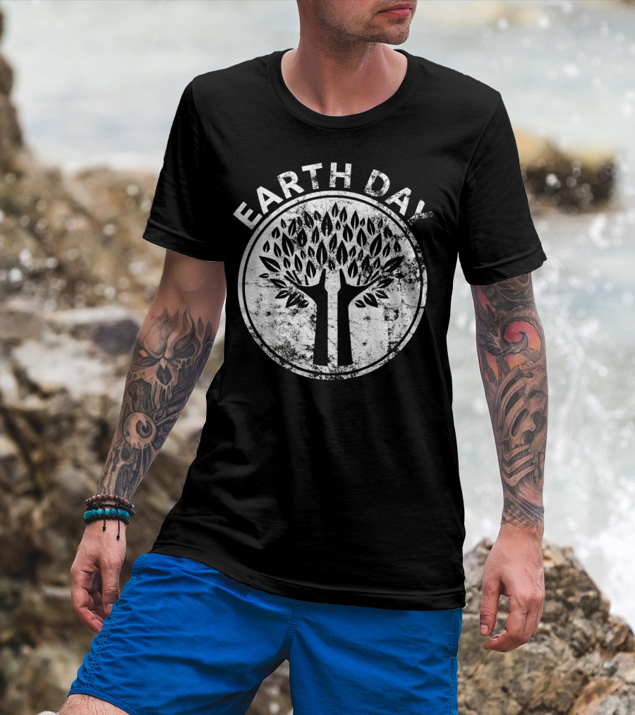 EARTH DAY Hands Tree Lover Natur Vintage Distressed Circle Emblem T-Shirt