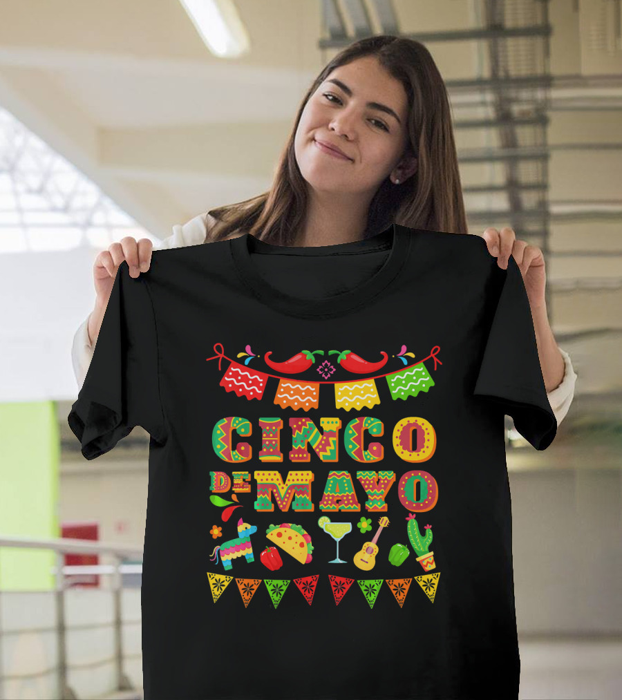 Cinco De Mayo Festividad del Cinco Sombreros Banderas Chiles Margarita Tacos Cactus Guitarra Piñata T-Shirt