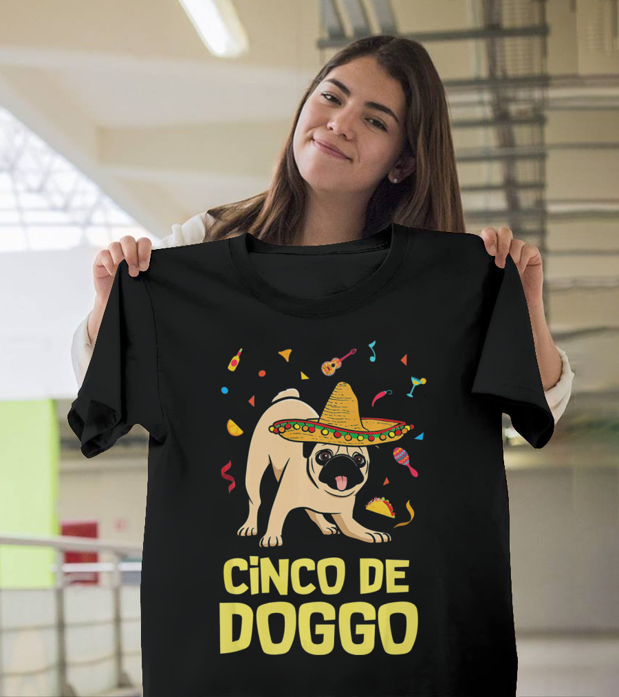 Funny Cinco de Doggo Sombrero Taco Pug T-Shirt