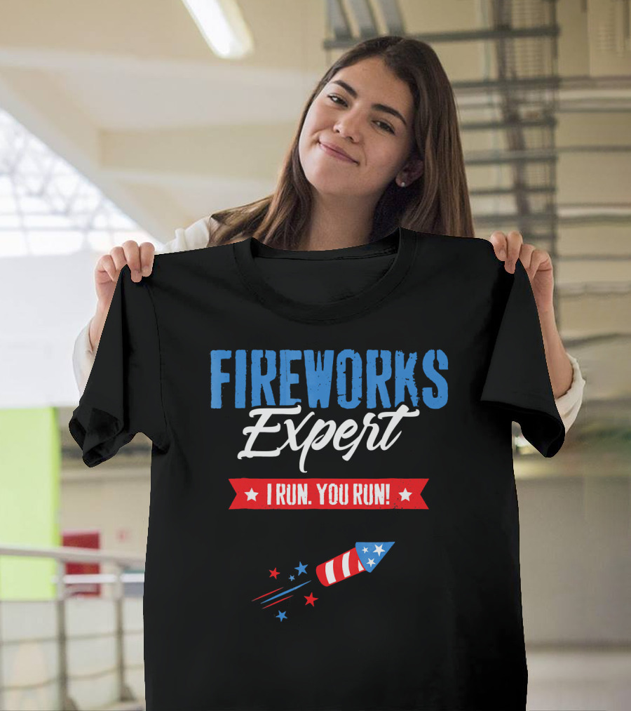 FIREWORKS EXPERT I RUN YOU RUN Rocket Stars Stripes Patriotic Humor T-Shirt