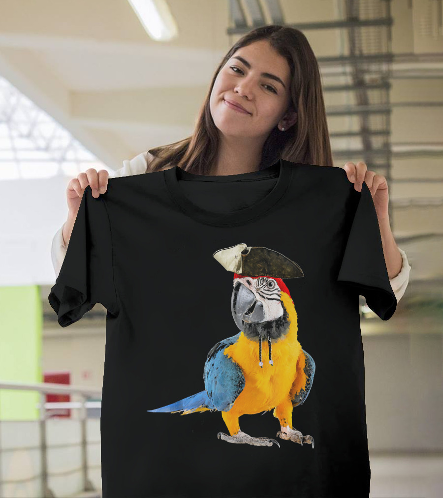 Parrot Of The Caribbean Bird Pirate Hall Macaw With Tricorn Hat T-Shirt