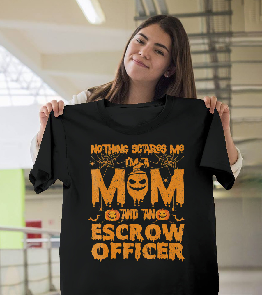 Nothing Scares Me I'm a Mom and an Escrow Officer Pumpkin T-Shirt