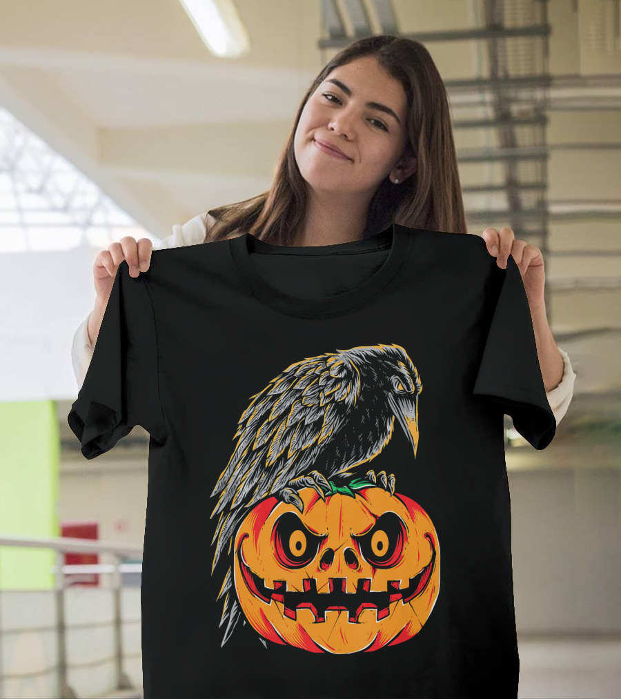 Creepy Black Raven Perched on Retro Vintage Pumpkin Halloween T-Shirt