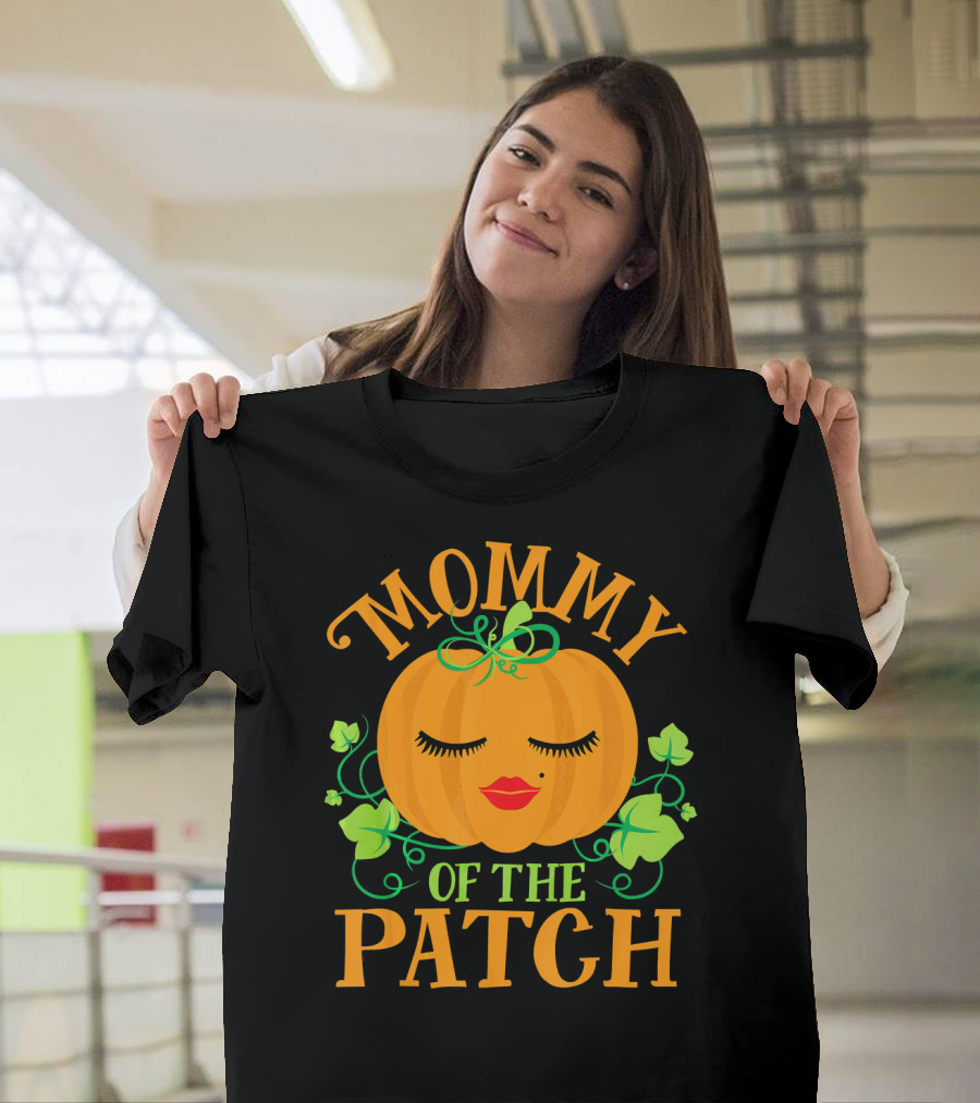 Mommy Pumpkin of the Patch Face with Green Leaves and Vines T-Shirt