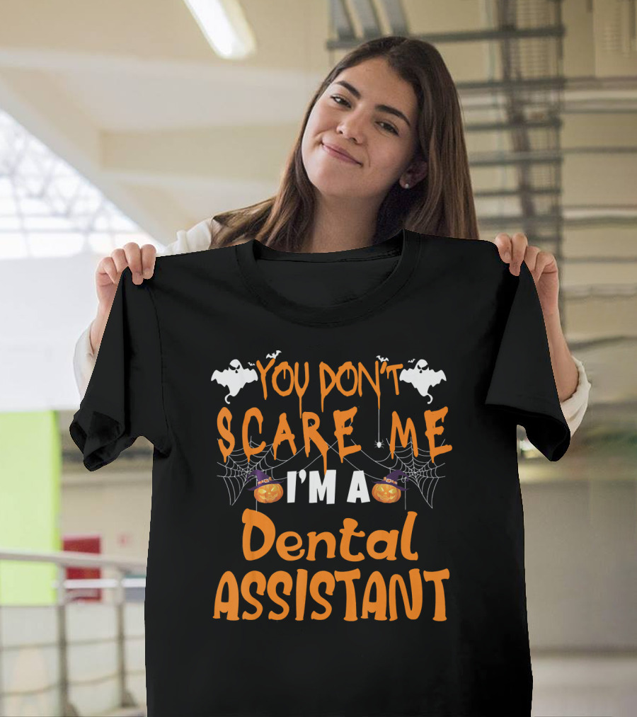You Don't Scare Me I'm A Dental Assistant Halloween Bats And Pumpkins T-Shirt