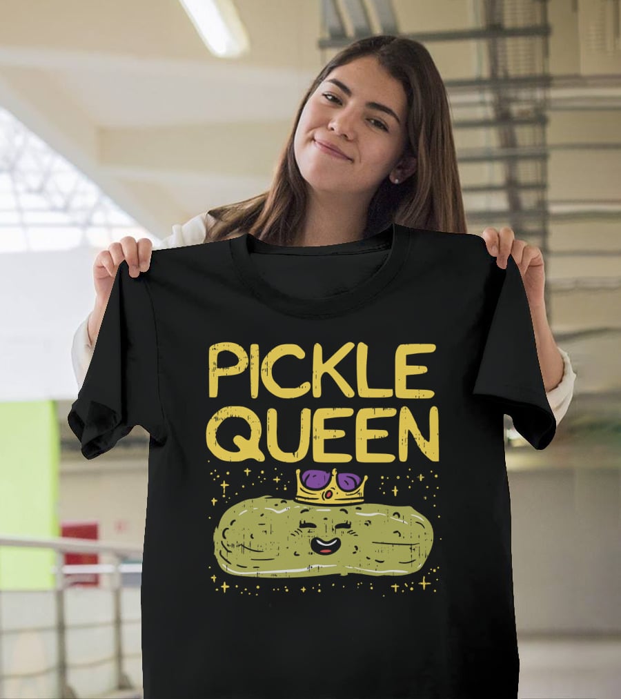PICKLE QUEEN Funny Cartoon Pickle Wearing Crown And Sunglasses T-Shirt