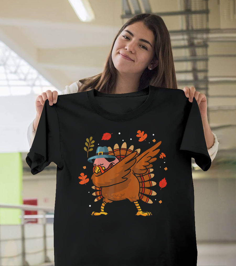 Thanksgiving Turkey Dabbing With Pilgrim Hat And Autumn Leaves T-Shirt