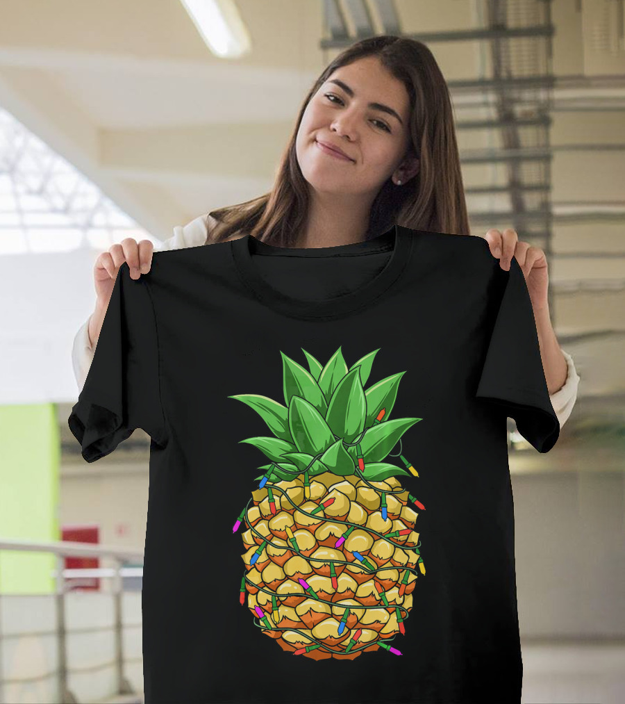 Pineapple Wrapped with Christmas String Lights Mele Hawaiian Holiday Fun T-Shirt