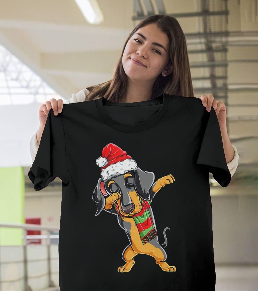 Dabbing Dachshund Santa With Christmas Hat And Scarf T-Shirt
