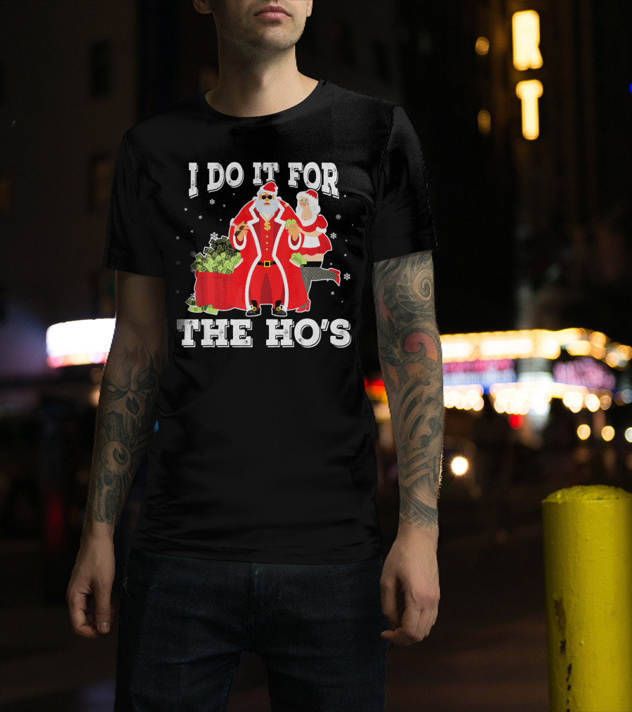 I Do It For The Ho's Santa With Money Bag And Mrs. Claus T-Shirt