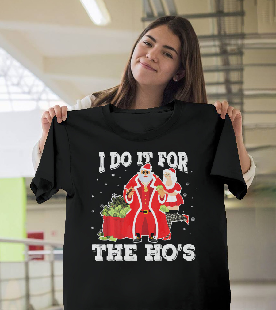 I Do It For The Ho's Santa With Money Bag And Mrs. Claus T-Shirt